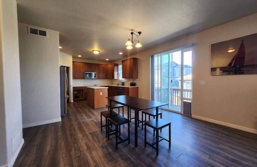 Aurora House | Aurora 4BR Getaway w ~ Tub ~ Crib ~ 15miles to DIA