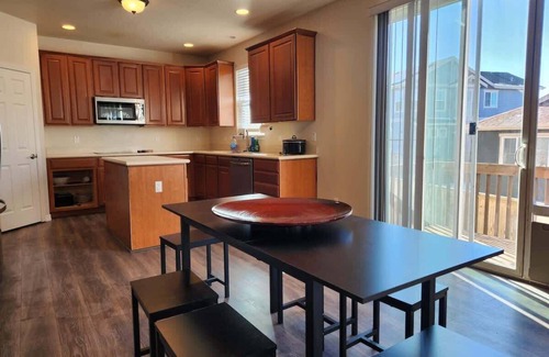 Aurora House | Aurora 4BR Getaway w ~ Tub ~ Crib ~ 15miles to DIA