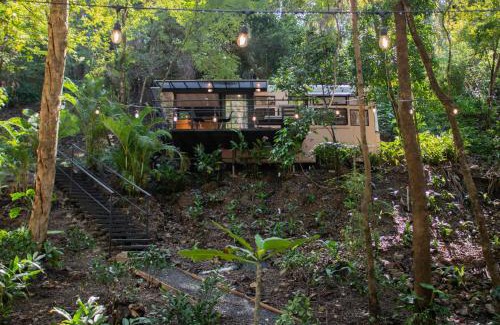 Nosara Apartment | Aurora Bus Home (Pink)