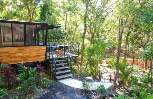 Nosara Apartment | Aurora Bus Home (Pink)