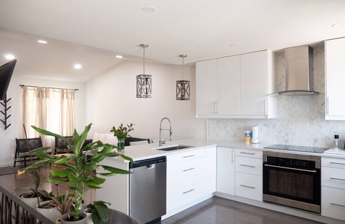Centennial House | Aurora Designer Home 4Bd.3Bath/Pet Friendly