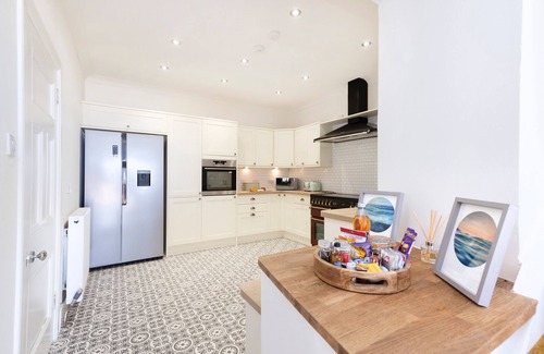 Buckie House | Aurora House: 4 bedroom coastal home with sea views and hot tub