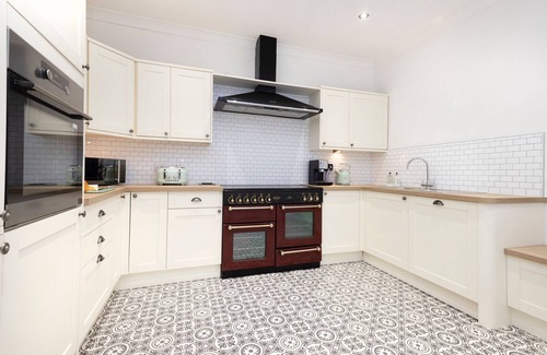 Buckie House | Aurora House: 4 bedroom coastal home with sea views and hot tub