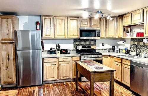 Ester House | Aurora View & Water Views. 8 minutes to airport-Very private house out of town.