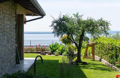 Montioni Apartment | Ausblick Lazise Gardasee - Ferienhaus mit Seeblick, Infinity Pool, Garten und Garage