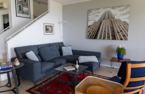 Montioni Apartment | Ausblick Lazise Gardasee - Ferienhaus mit Seeblick, Infinity Pool, Garten und Garage