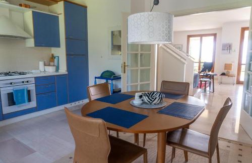 Montioni Apartment | Ausblick Lazise Gardasee - Ferienhaus mit Seeblick, Infinity Pool, Garten und Garage