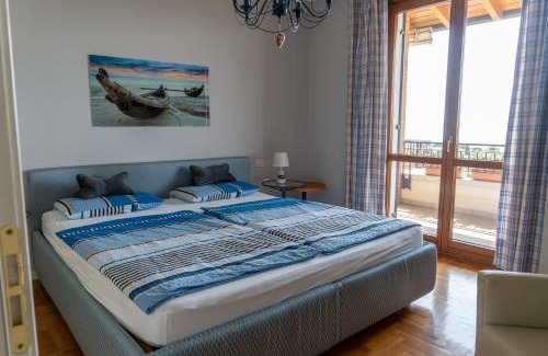 Montioni Apartment | Ausblick Lazise Gardasee - Ferienhaus mit Seeblick, Infinity Pool, Garten und Garage