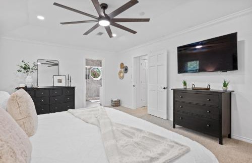 Shady Hollow House | Austin Hill Country Escape & Retreat - Private Oasis With Pool & Spa On Over An Acre