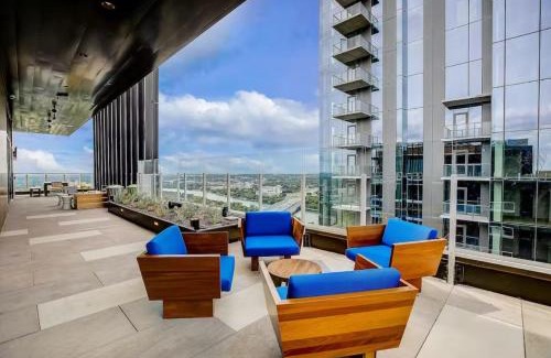 Rainey Street Historic District House | Austin Texan Rooftop Pool by Barclé