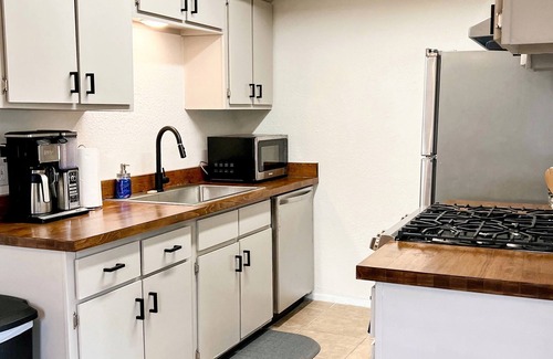Franklin Park House | Austin Trio: 3bd near Congress, 6th, and Airport!