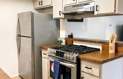 Franklin Park House | Austin Trio: 3bd near Congress, 6th, and Airport!