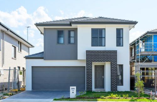 Austral Apartment | Austral 5B3B 10 Guests Near Train & Shops