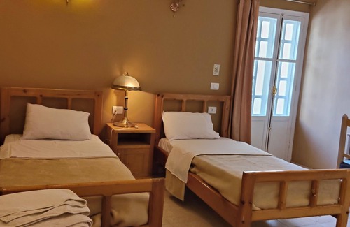 Luxor Hotel | Authentic 7-Room Hotel with Nile Temple and Mountain Views – AC and WiFi
