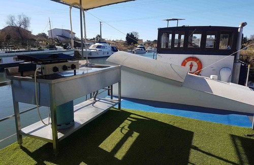 Aigues-Mortes Boat Rental | Authentic, comfortable houseboat 2 steps from the ramparts