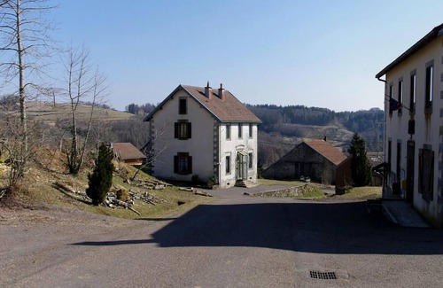 La Montagne Cottage | Authentic Cottage in Regional Park, Pets Allowed