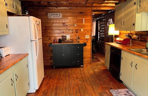 Campton Cabin | Authentic Log Cabin! Recently updated! Fun for families/Near Owl's Nest!