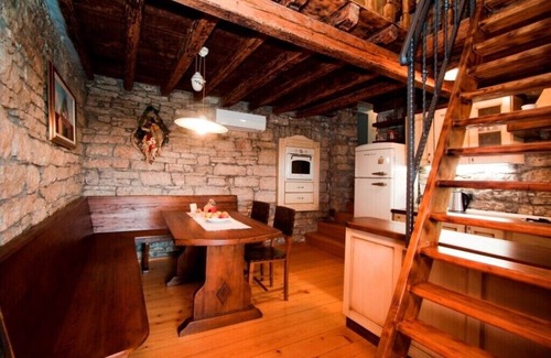 Visnjan Villa | Authentic Villa Ulika with a pool and a jacuzzi