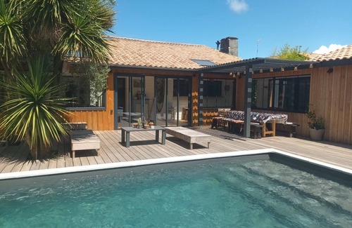 La Teste-de-Buch Villa | Authentic wooden villa 200 m2 - 4 bedrooms, terrace, swimming pool, LA VILLA JO