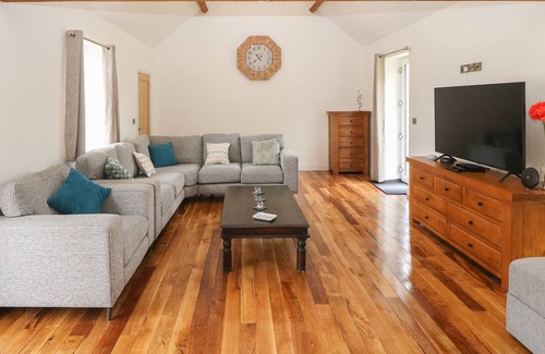 Forden Cottage | AUTUMN BROOK BARN, pet friendly, with a garden in Montgomery
