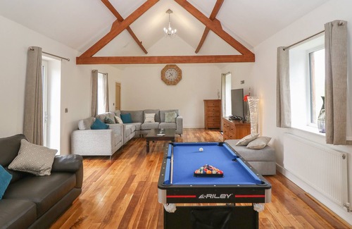 Forden Cottage | AUTUMN BROOK BARN, pet friendly, with a garden in Montgomery