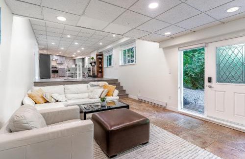 Canyon Heights House | Autumn Getaway-Nature Retreat in North Vancouver