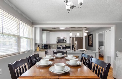 Jacksonville House | ~Autumn Light Sleeps 12 NAS Jax & Dwntn~