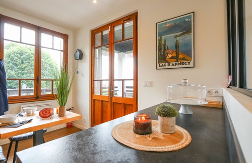 Veyrier-du-Lac Ski Chalet | Aux Grillons - Surplombez les eaux cristallines