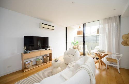 Port Melbourne Apartment | Ava, 100m to Beach