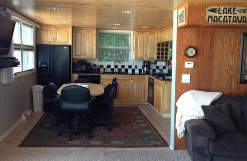 Macatawa Cottage | AVAILABILITY~ ONLY 5 MINUTE WALK TO GORGEOUS LAKE MICHIGAN BEACH!