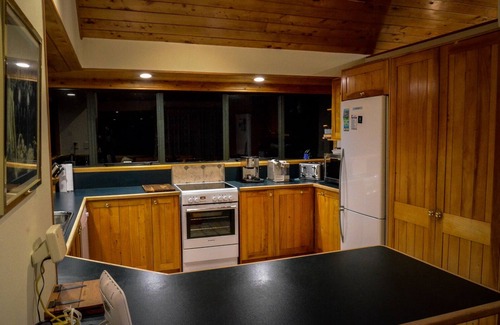 Lake Tarawera House | AVAILABLE 25-29 Oct and 22-26 DecnnStunning views – a lake house for all seasons
