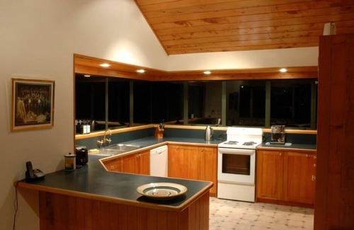 Lake Tarawera House | AVAILABLE 25-29 Oct and 22-26 DecnnStunning views – a lake house for all seasons