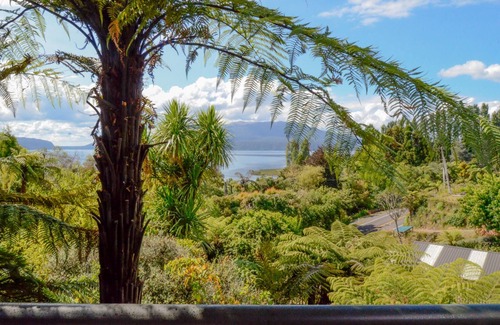 Lake Tarawera House | AVAILABLE 25-29 Oct and 22-26 DecnnStunning views – a lake house for all seasons