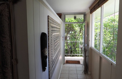 Diamond Head - Kapahulu - St. Louis Apartment | Available Oct 1st Near Beach, Great Views, Pool, Splitpac AC, Parking, Fast Wifi