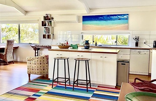 Avalon Beach House | Avalon Beach Vibrant Treehouse mins to village+beach. Pet friendly with yard.