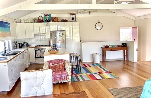 Avalon Beach House | Avalon Beach Vibrant Treehouse mins to village+beach. Pet friendly with yard.