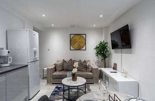 Rochester East Ward Apartment | Avalon Luxury StaysnCharming 2-Bedroom Apartment in the Heart of Rochester