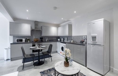 Rochester East Ward Apartment | Avalon Luxury StaysnCharming 2-Bedroom Apartment in the Heart of Rochester