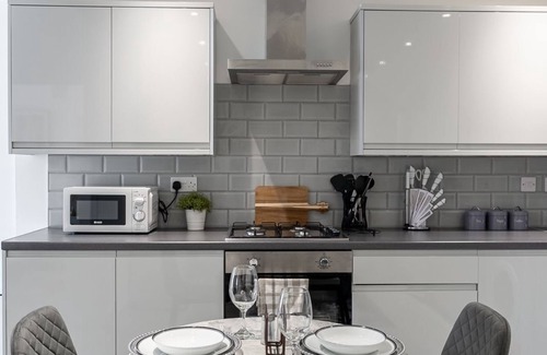 Rochester East Ward Apartment | Avalon Luxury StaysnCharming 2-Bedroom Apartment in the Heart of Rochester
