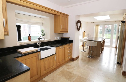 King's Stanley Cottage | AVALON, pet friendly, with hot tub in Leonard Stanley