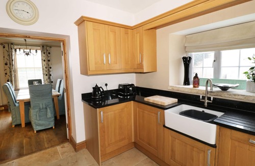 King's Stanley Cottage | AVALON, pet friendly, with hot tub in Leonard Stanley