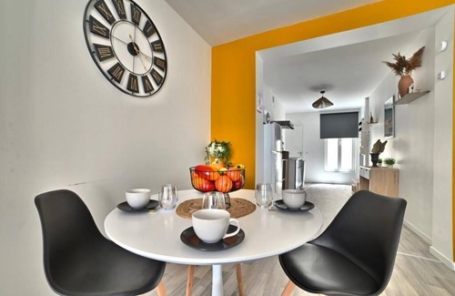Saintes Apartment | Ave César - City Center, 4K TV, Gallo-Roman, Netflix