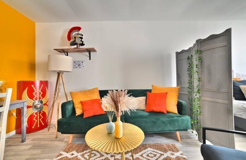 Saintes Apartment | Ave César - City Center, 4K TV, Gallo-Roman, Netflix