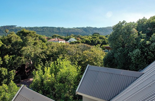 Sedgefield Apartment | Avemore Sedgefield Island apartment situated one street from the beautiful lake