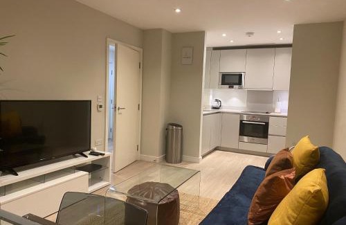 Fairfield Apartment | Avisa Stays- London. 2 bedrooms with 2 bathrooms.