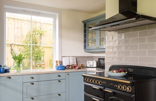 Thurlestone House | Avon Edge - Family and Dog-Friendly Seaside Escape with Garden, Near Beaches & South West Coast Pat
