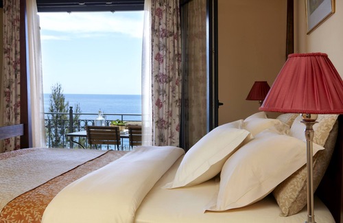 Lassi Hotel | Avra Private Suites