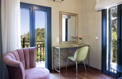 Lassi Hotel | Avra Private Suites