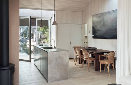 Seattle Boat Rental | Award-winning modern houseboat 15 min from downtown Seattle. Your city getaway.