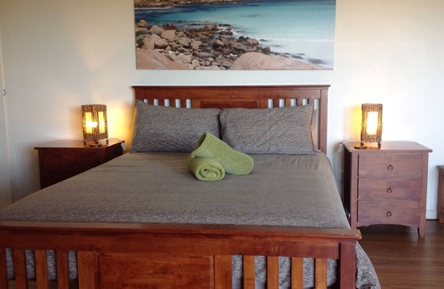 Pink Lake Apartment | Award Winning, Pet Friendly Accommodation
